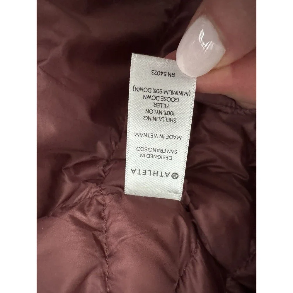 Athleta Women's Down Ouffer Vest‎ in Burgundy Size Small Outdoors Nature Layers
